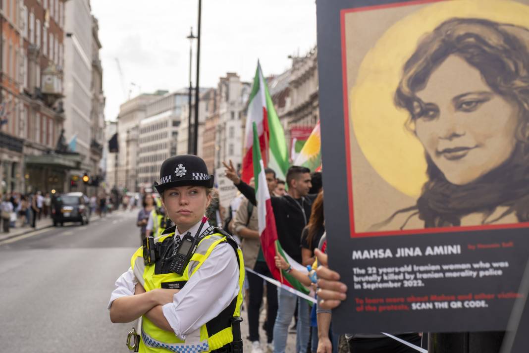 Mahsa Amini ölüm yıl dönümünde Londra’da anıldı: İran’da kadınlar özgürce şarkı söyleyebilsinler diye... 14
