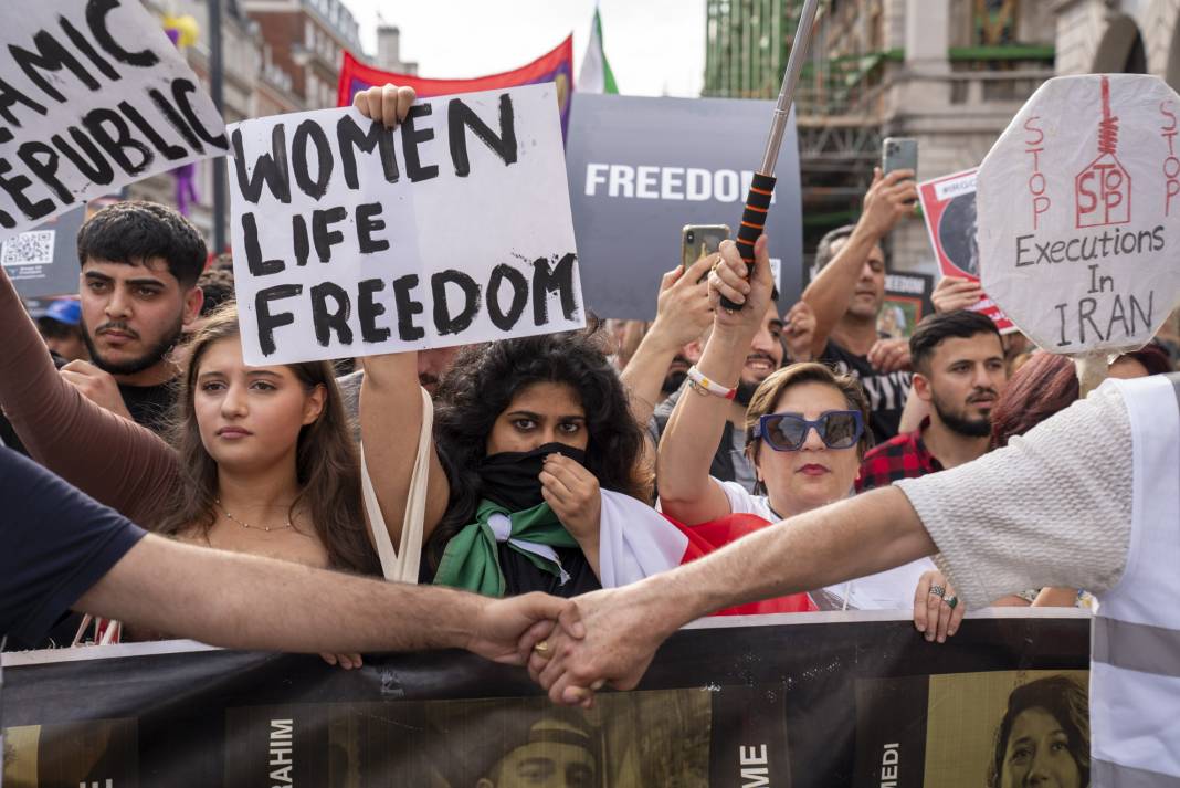 Mahsa Amini ölüm yıl dönümünde Londra’da anıldı: İran’da kadınlar özgürce şarkı söyleyebilsinler diye... 13