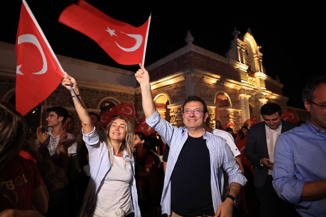 Ekrem ve Dilek İmamoğlu kadınların Avrupa Şampiyonluğu'nu böyle kutladı 5