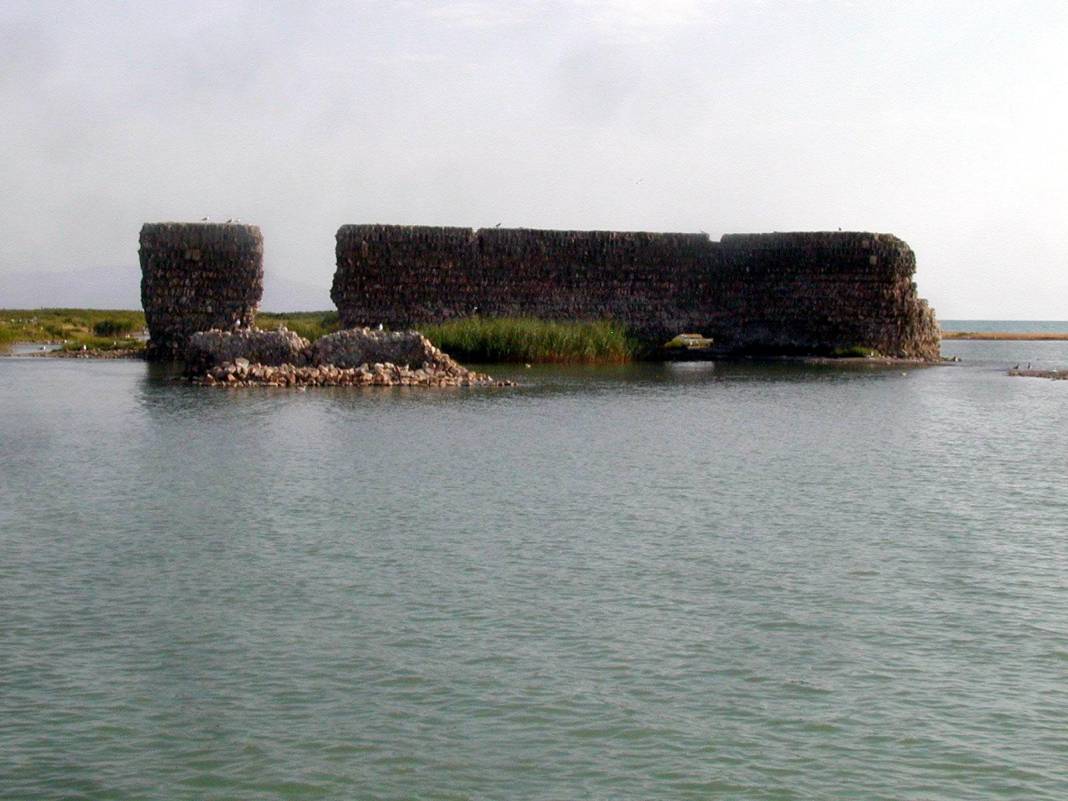 Van Gölü'nde sular 6 metre çekildi, tarihi kale ortaya çıktı 5