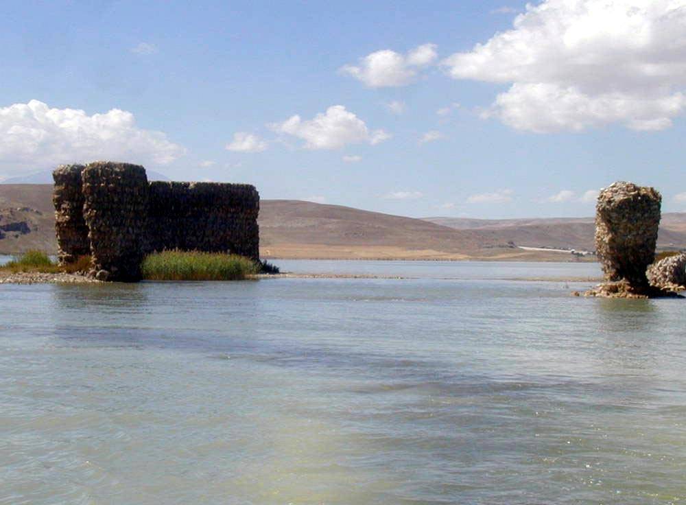 Van Gölü'nde sular 6 metre çekildi, tarihi kale ortaya çıktı 6