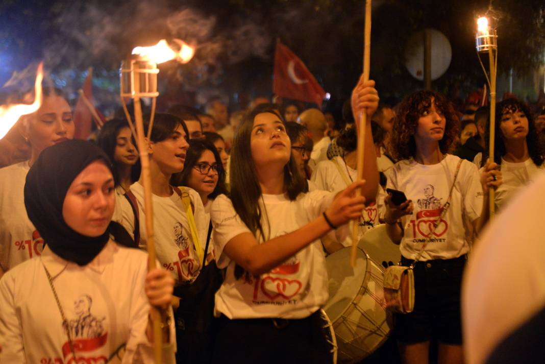 Adana'da Cumhuriyet Bayramı’nın 100’üncü yılında fener alayı 3