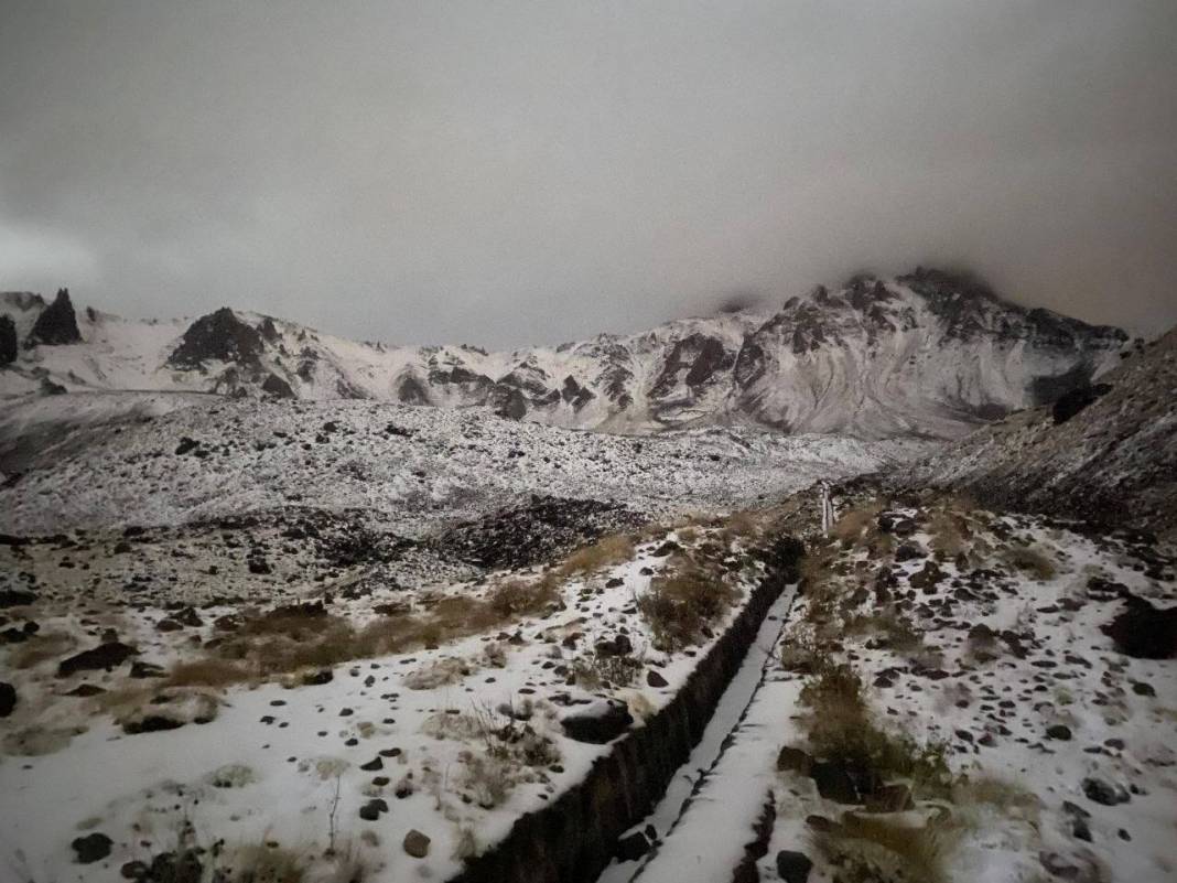 Erciyes Dağı'nda mevsimin ilk karı: Kentte sıcaklık 10 derece düştü 3