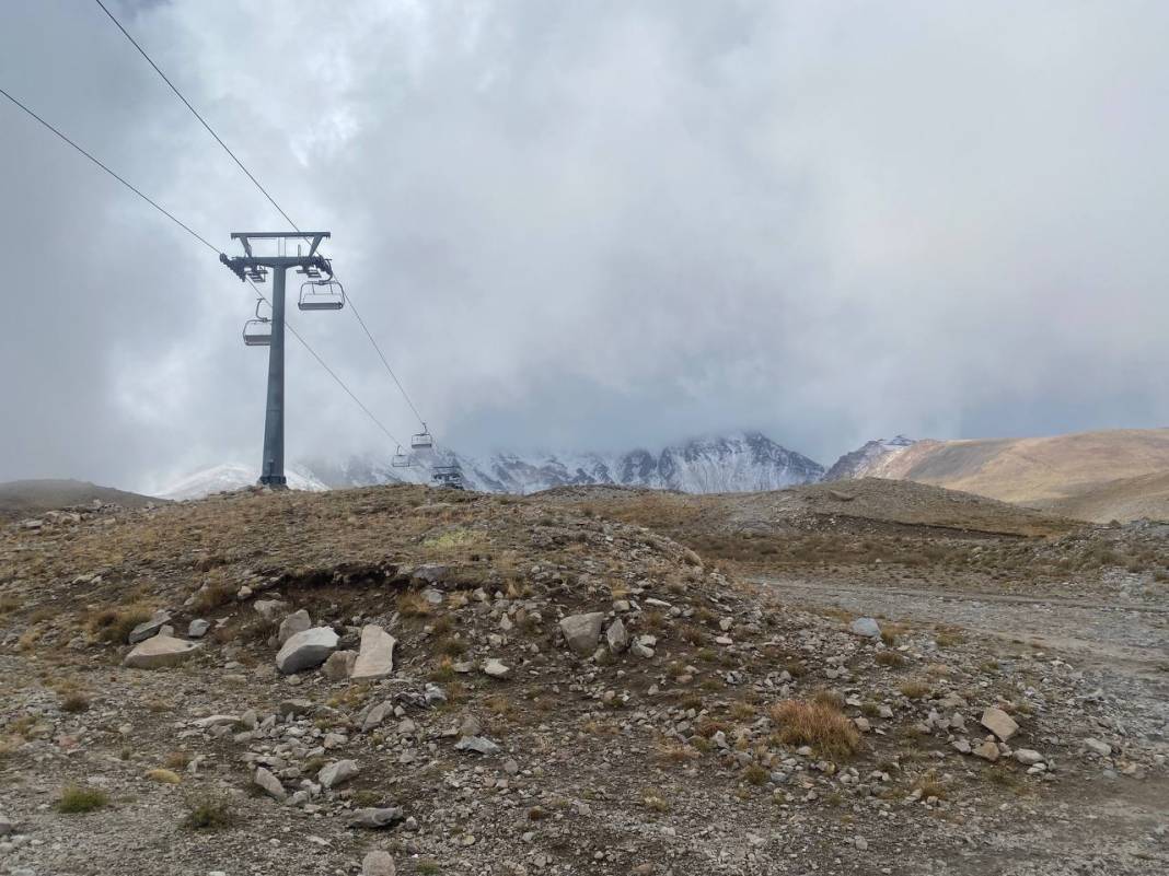 Erciyes Dağı'nda mevsimin ilk karı: Kentte sıcaklık 10 derece düştü 1