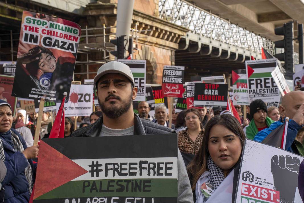 Londra'da on binlerce kişi Filistin'e özgürlük istedi 65