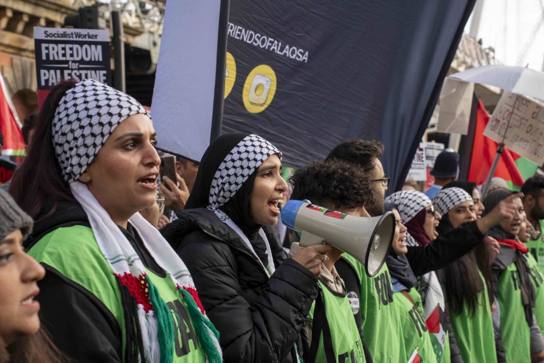Londra'da on binlerce kişi Filistin'e özgürlük istedi 66