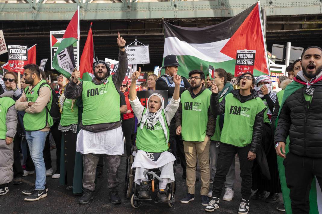 Londra'da on binlerce kişi Filistin'e özgürlük istedi 64
