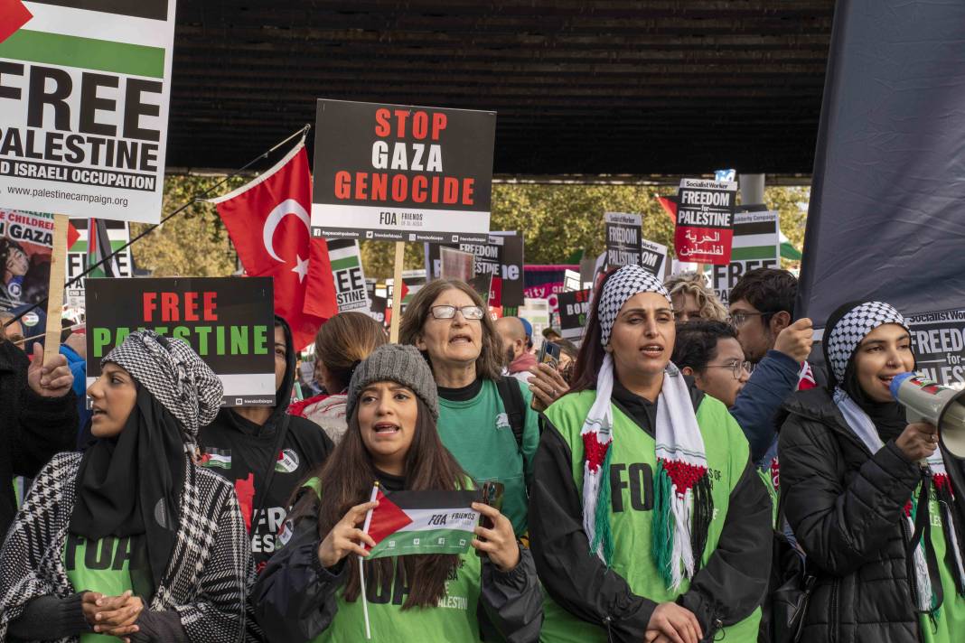 Londra'da on binlerce kişi Filistin'e özgürlük istedi 61
