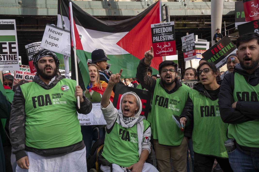 Londra'da on binlerce kişi Filistin'e özgürlük istedi 60