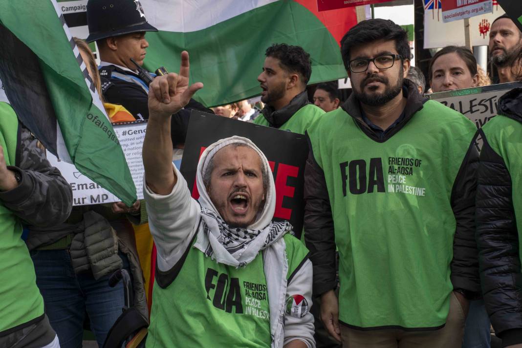 Londra'da on binlerce kişi Filistin'e özgürlük istedi 59