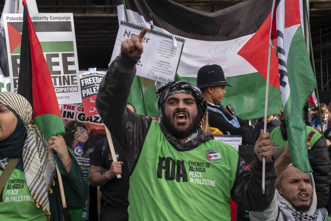 Londra'da on binlerce kişi Filistin'e özgürlük istedi 58