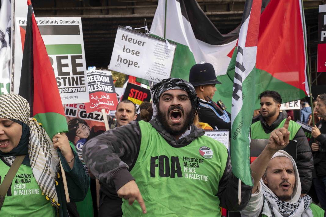 Londra'da on binlerce kişi Filistin'e özgürlük istedi 57