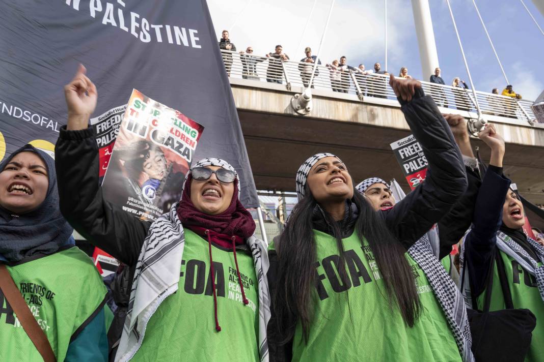 Londra'da on binlerce kişi Filistin'e özgürlük istedi 55