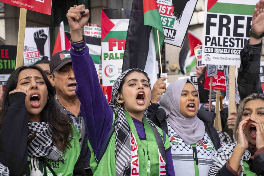Londra'da on binlerce kişi Filistin'e özgürlük istedi 54