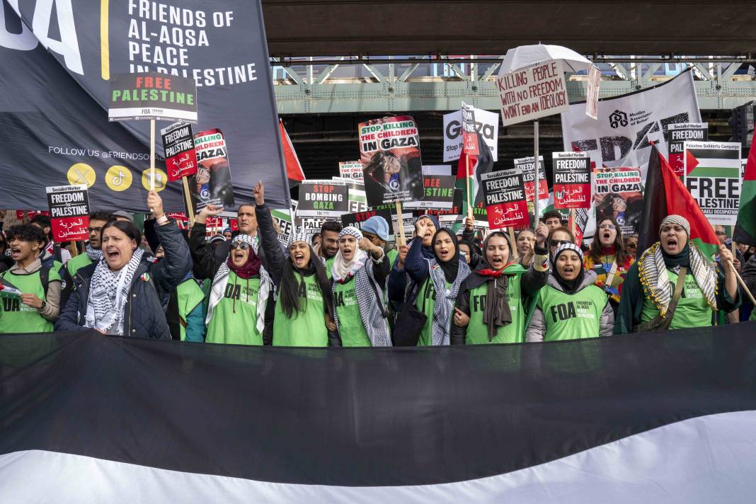 Londra'da on binlerce kişi Filistin'e özgürlük istedi 53