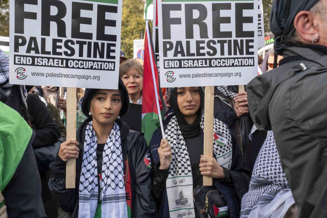Londra'da on binlerce kişi Filistin'e özgürlük istedi 52