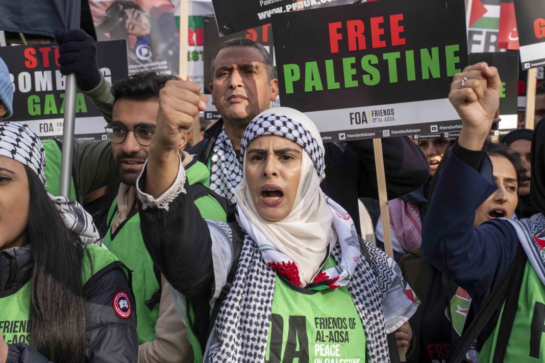 Londra'da on binlerce kişi Filistin'e özgürlük istedi 51