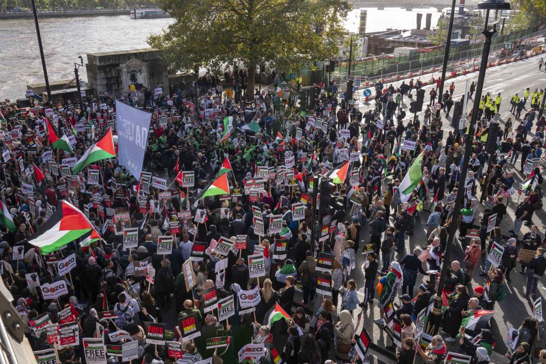 Londra'da on binlerce kişi Filistin'e özgürlük istedi 47