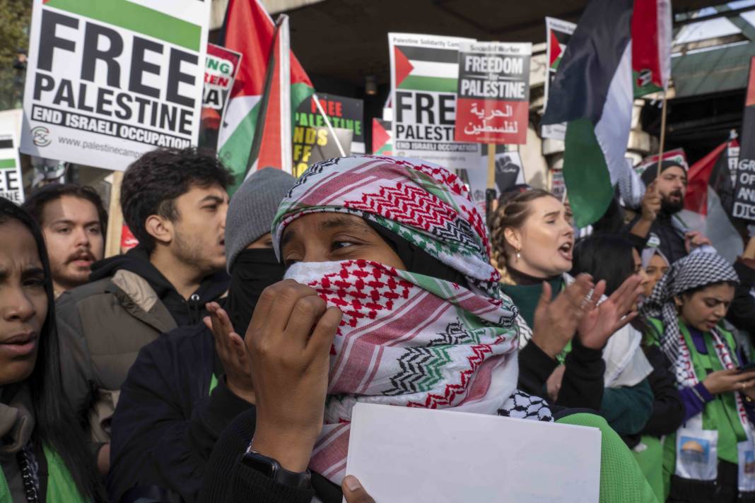 Londra'da on binlerce kişi Filistin'e özgürlük istedi 50