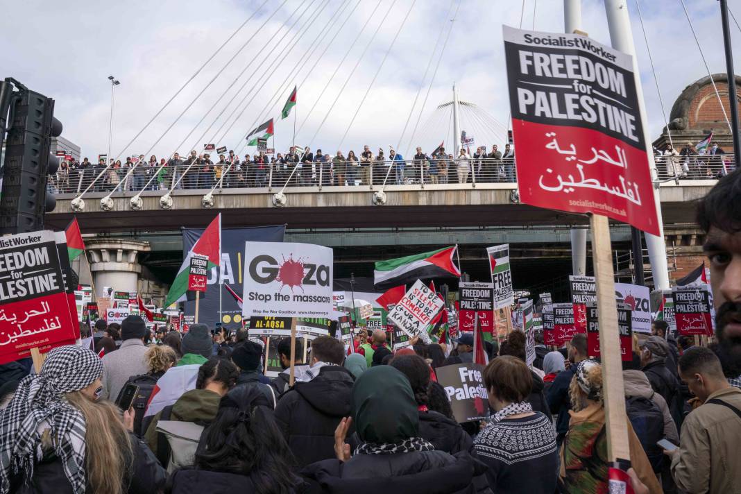 Londra'da on binlerce kişi Filistin'e özgürlük istedi 46