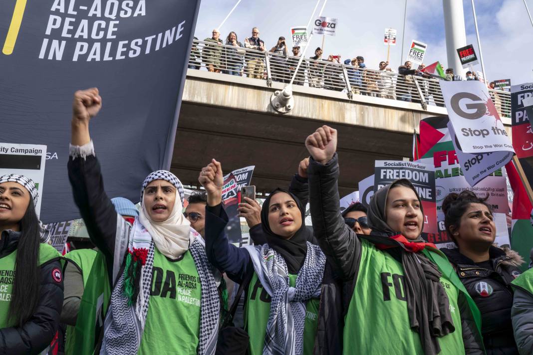 Londra'da on binlerce kişi Filistin'e özgürlük istedi 45
