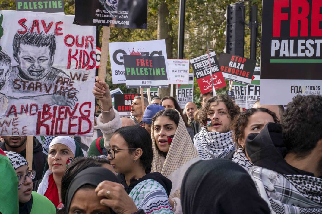 Londra'da on binlerce kişi Filistin'e özgürlük istedi 43