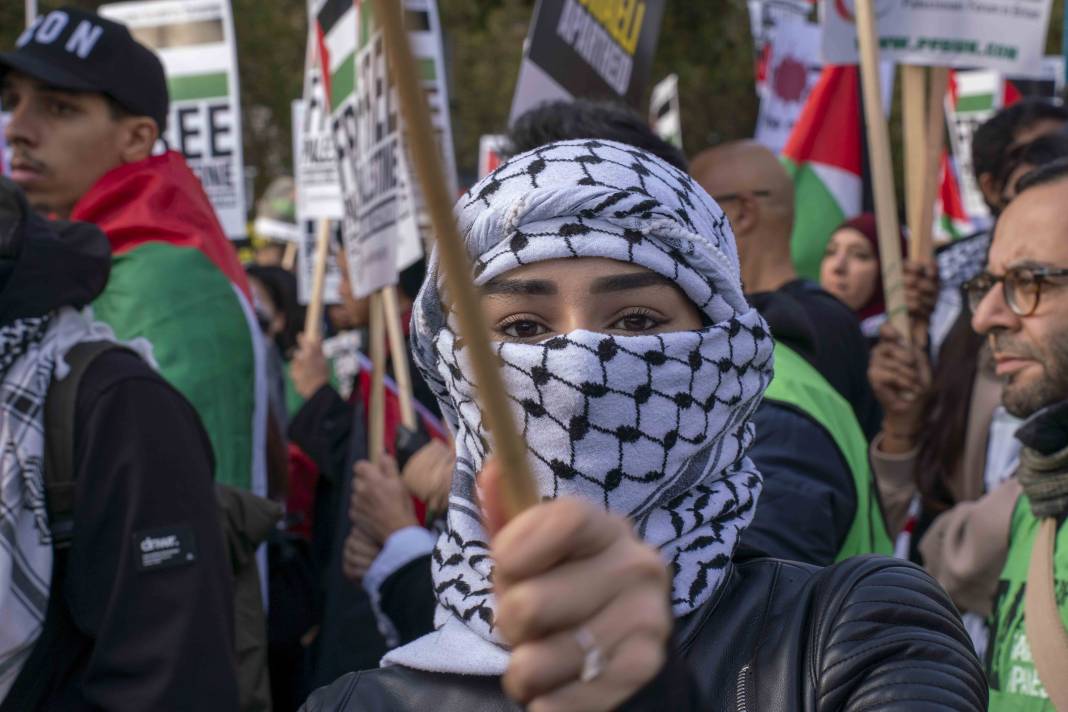 Londra'da on binlerce kişi Filistin'e özgürlük istedi 44