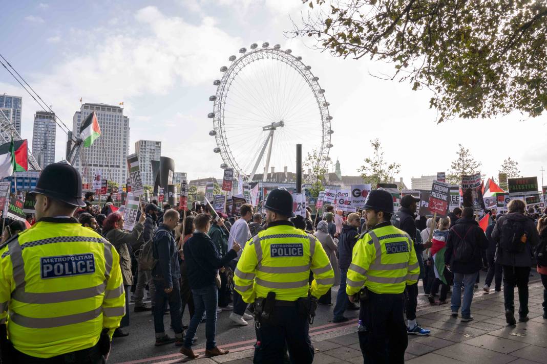 Londra'da on binlerce kişi Filistin'e özgürlük istedi 42