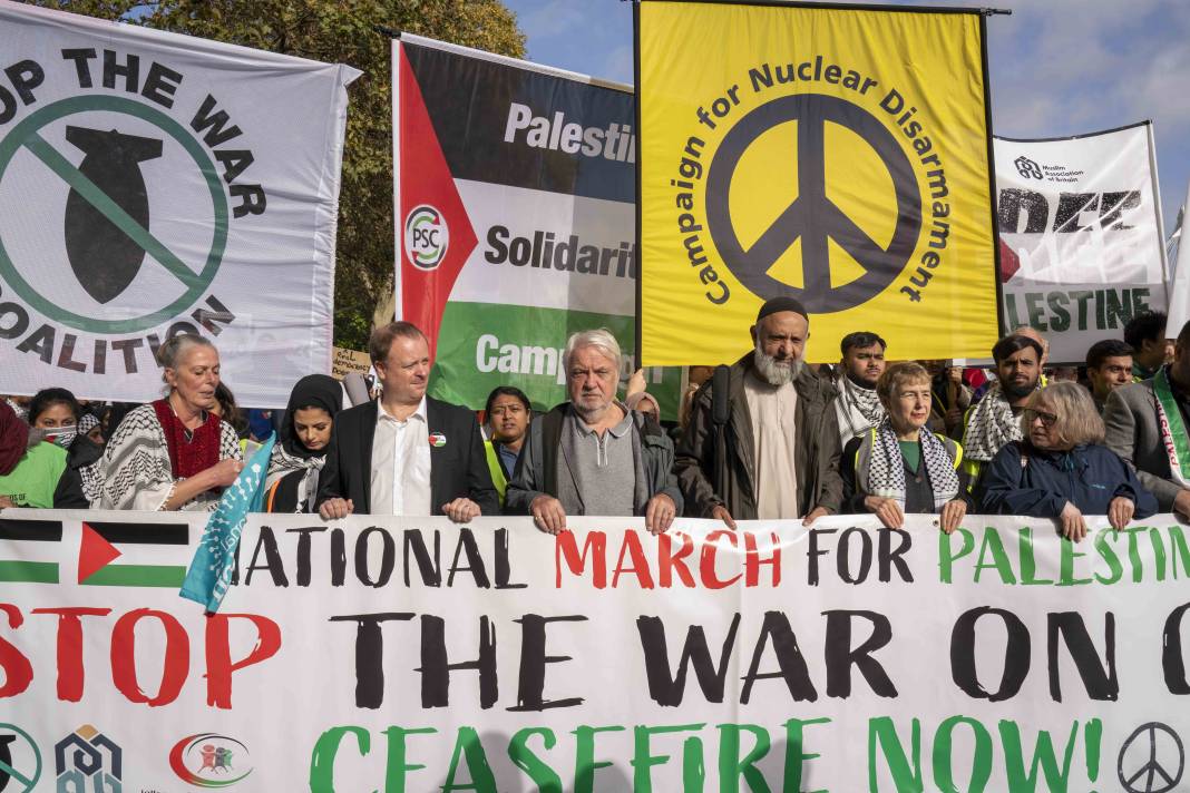 Londra'da on binlerce kişi Filistin'e özgürlük istedi 41