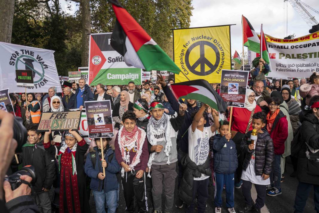Londra'da on binlerce kişi Filistin'e özgürlük istedi 38