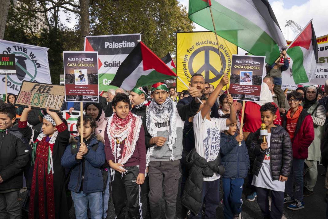 Londra'da on binlerce kişi Filistin'e özgürlük istedi 35