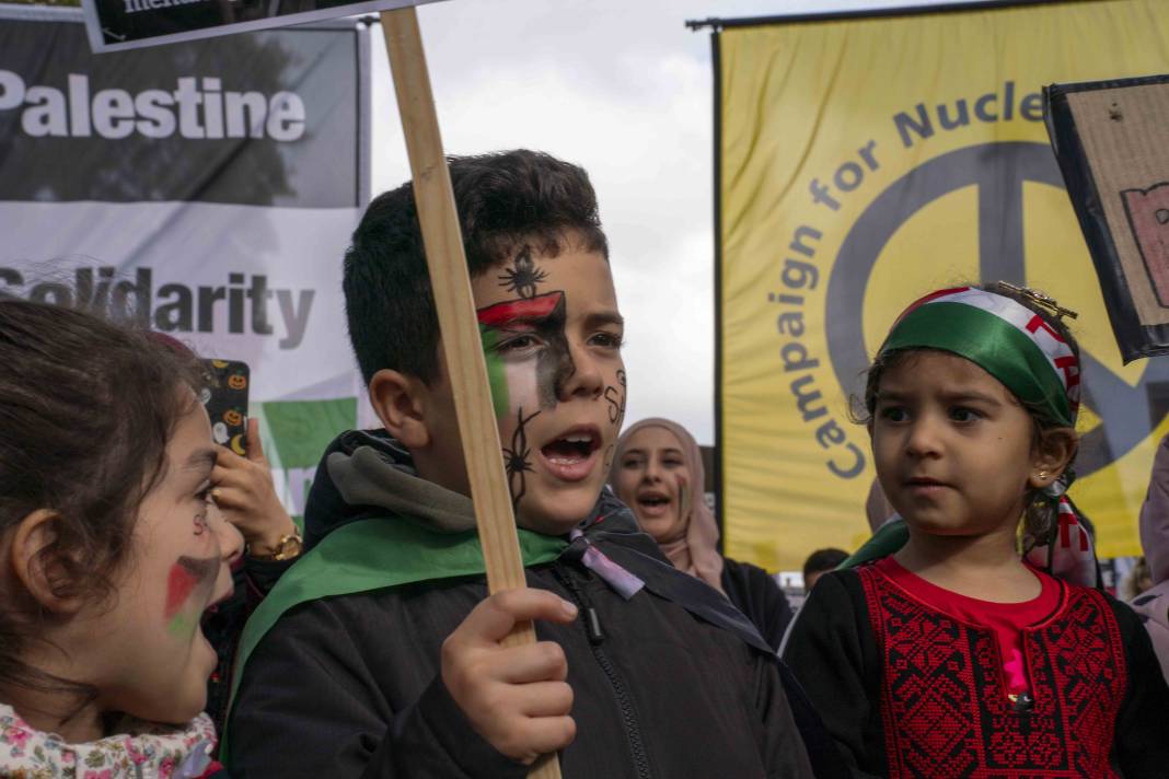 Londra'da on binlerce kişi Filistin'e özgürlük istedi 37