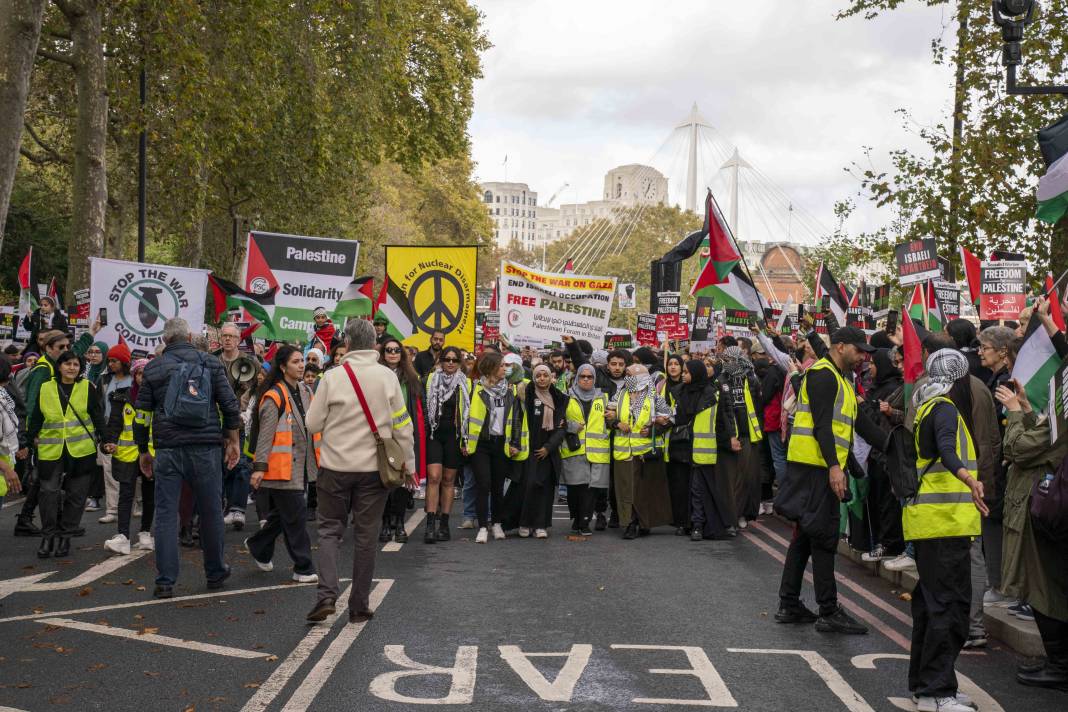 Londra'da on binlerce kişi Filistin'e özgürlük istedi 34