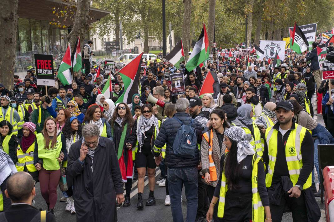 Londra'da on binlerce kişi Filistin'e özgürlük istedi 32