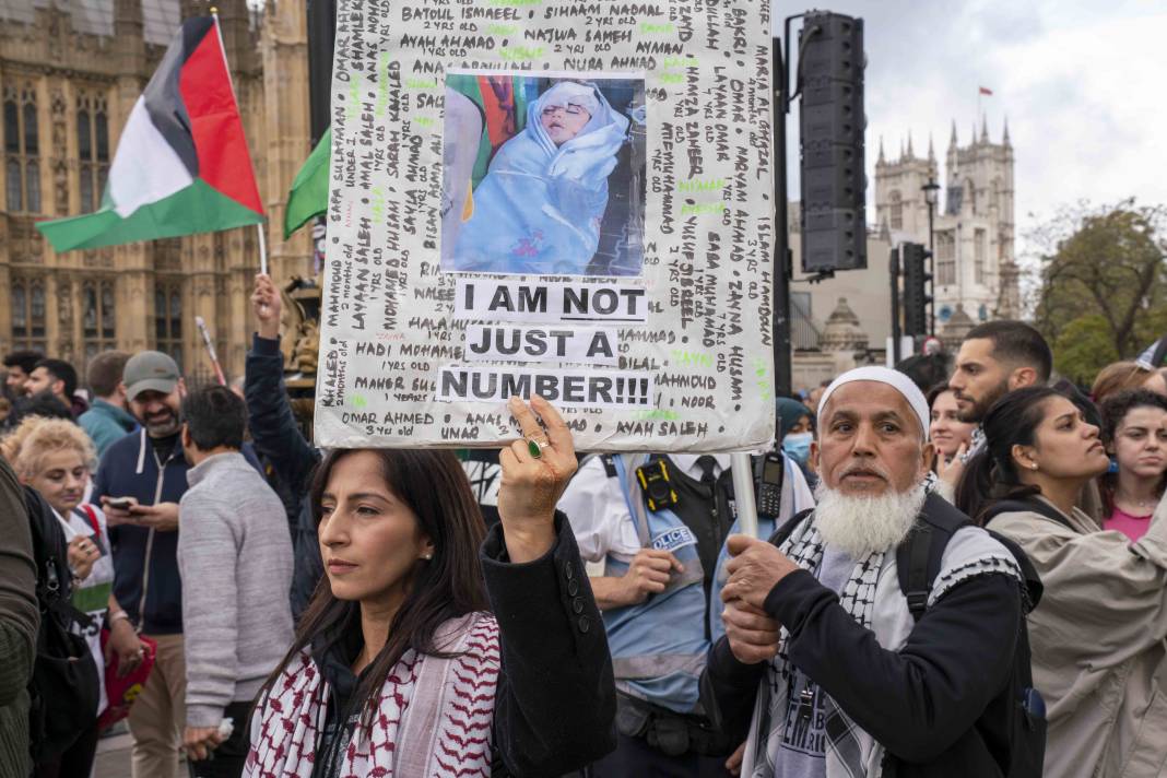 Londra'da on binlerce kişi Filistin'e özgürlük istedi 31
