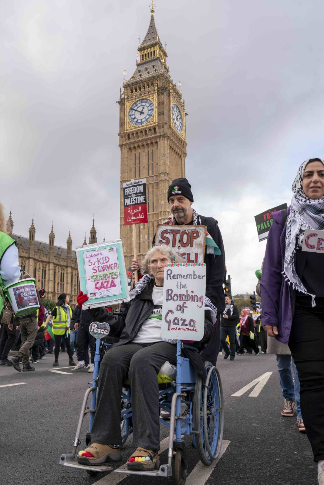 Londra'da on binlerce kişi Filistin'e özgürlük istedi 30