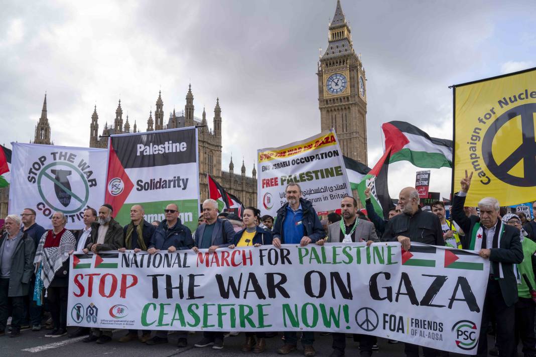 Londra'da on binlerce kişi Filistin'e özgürlük istedi 28