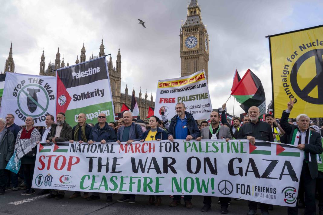 Londra'da on binlerce kişi Filistin'e özgürlük istedi 27