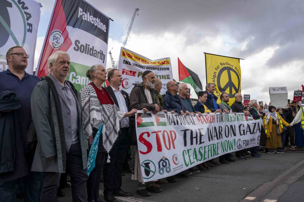 Londra'da on binlerce kişi Filistin'e özgürlük istedi 25