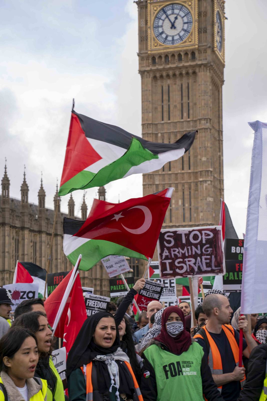 Londra'da on binlerce kişi Filistin'e özgürlük istedi 26