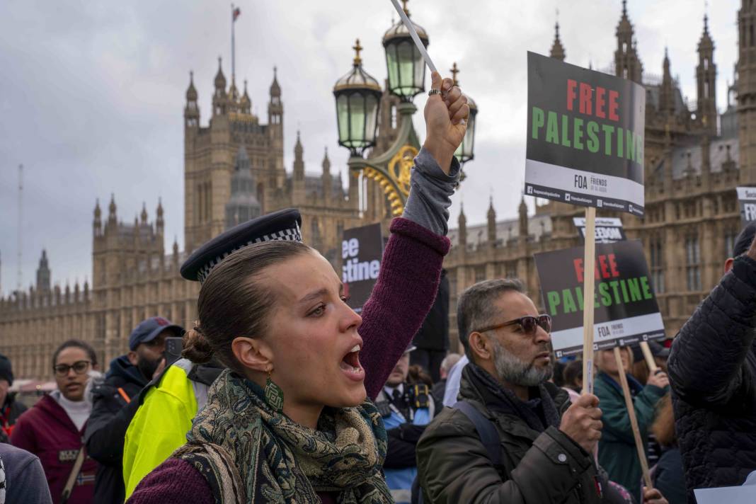 Londra'da on binlerce kişi Filistin'e özgürlük istedi 24