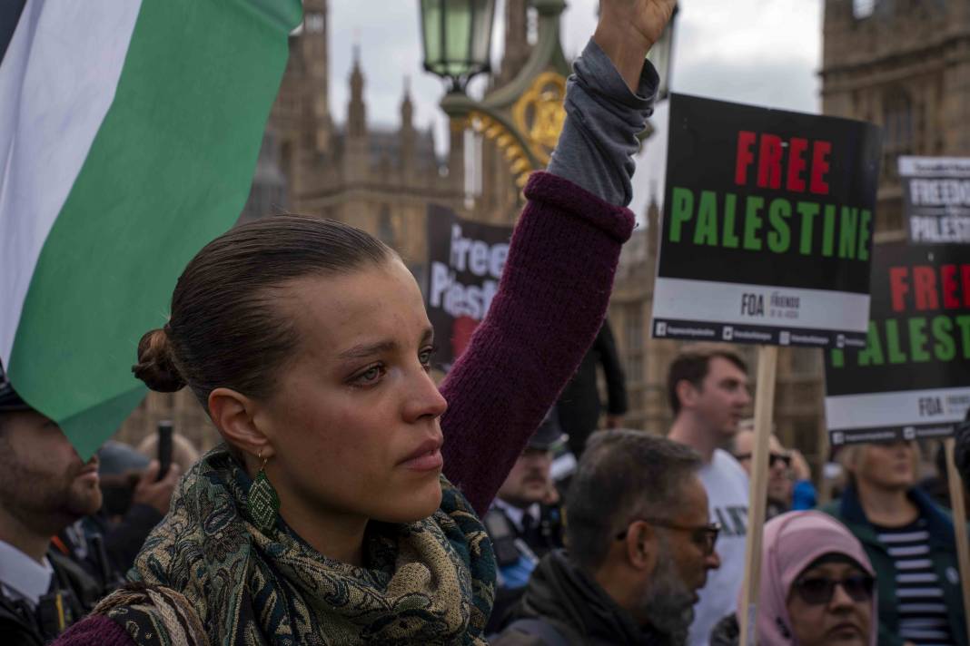 Londra'da on binlerce kişi Filistin'e özgürlük istedi 23