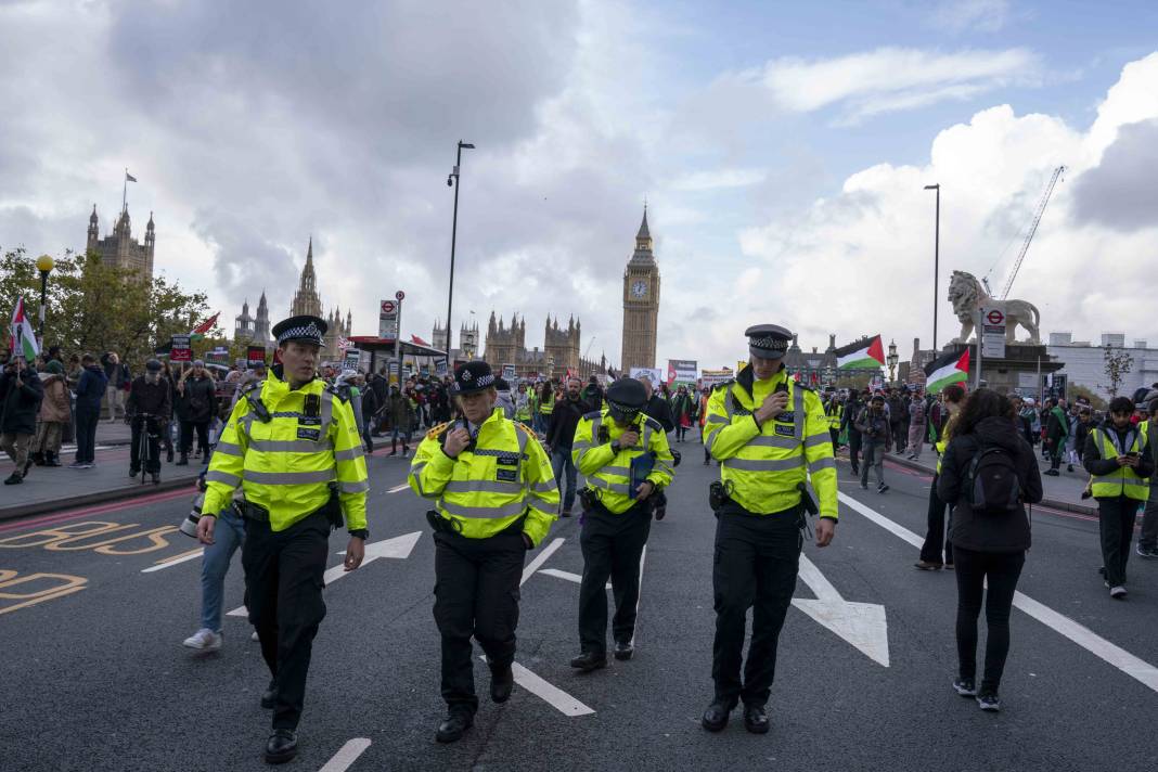 Londra'da on binlerce kişi Filistin'e özgürlük istedi 21