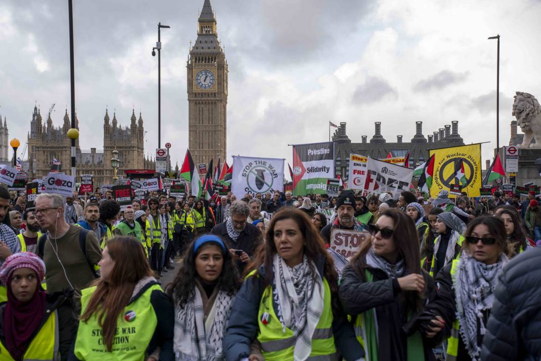 Londra'da on binlerce kişi Filistin'e özgürlük istedi 20
