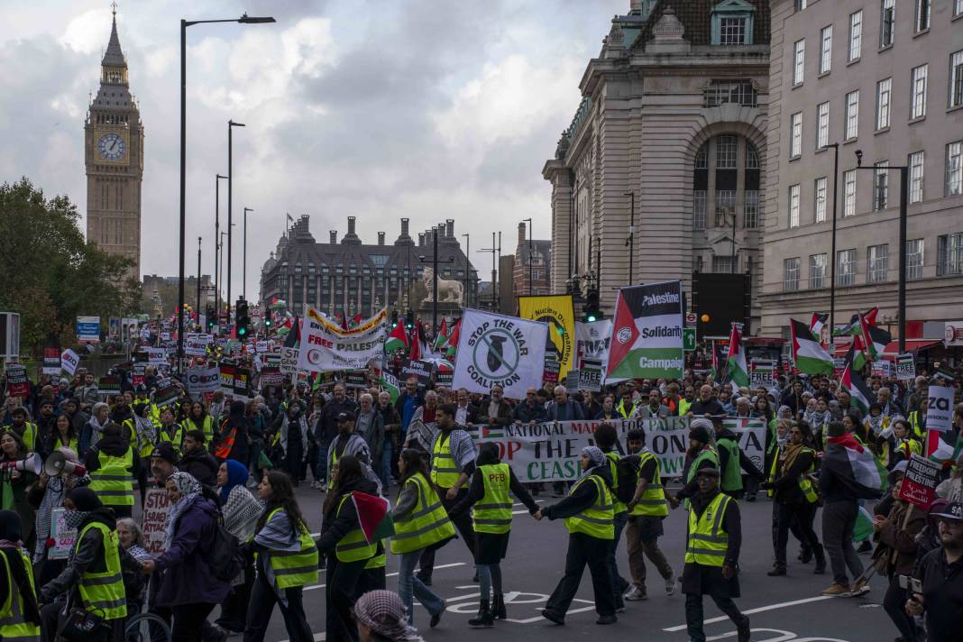 Londra'da on binlerce kişi Filistin'e özgürlük istedi 18