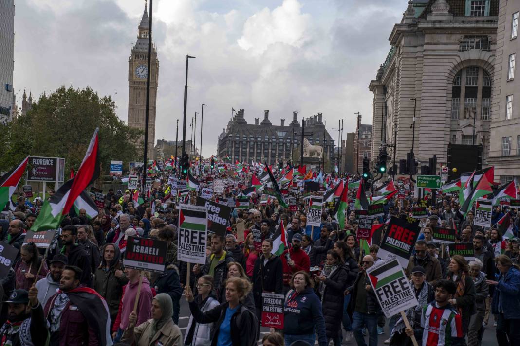 Londra'da on binlerce kişi Filistin'e özgürlük istedi 17