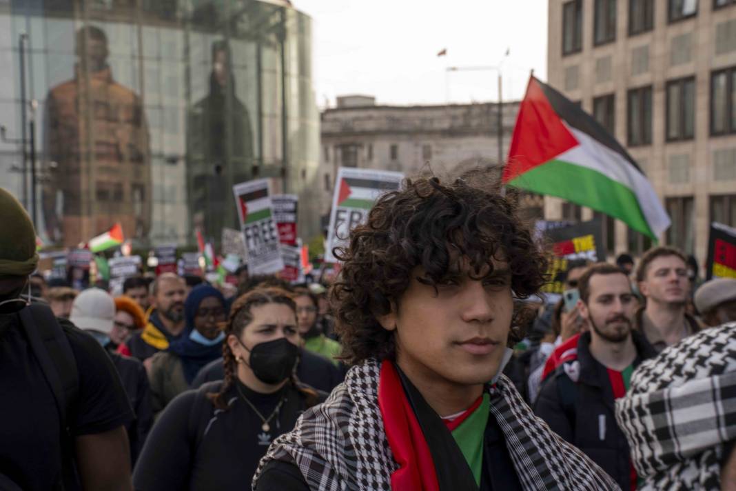 Londra'da on binlerce kişi Filistin'e özgürlük istedi 19
