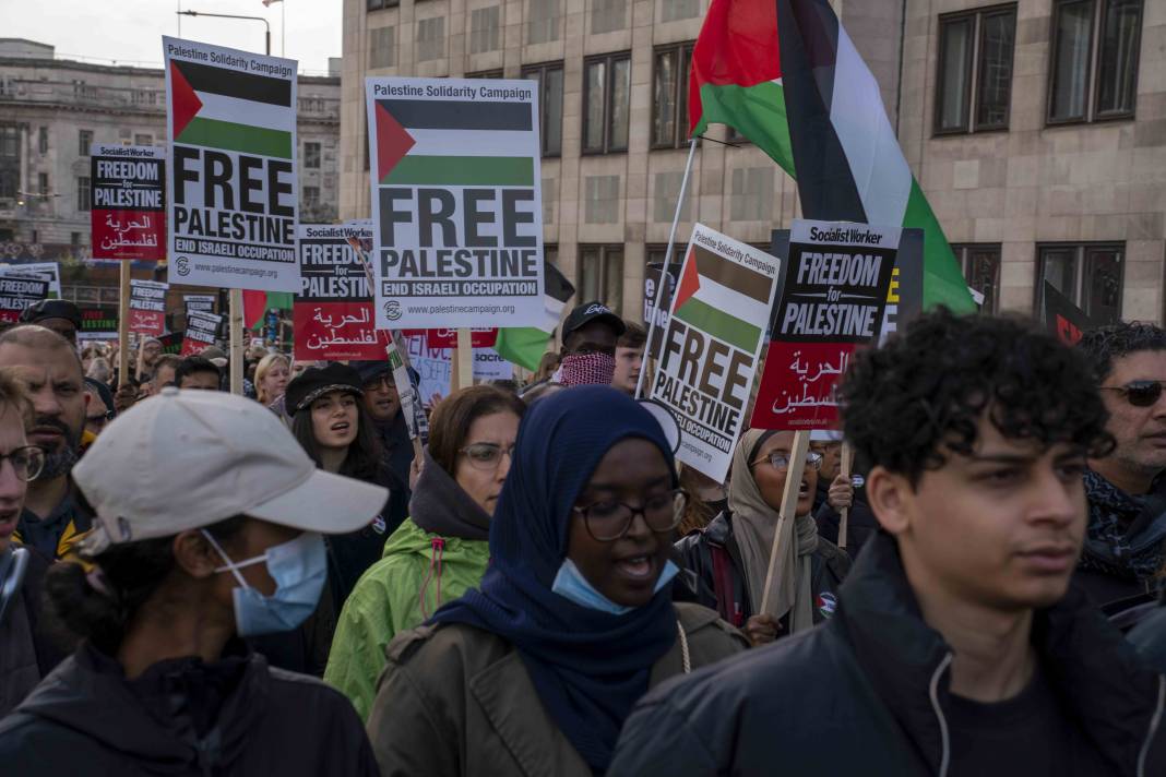 Londra'da on binlerce kişi Filistin'e özgürlük istedi 14