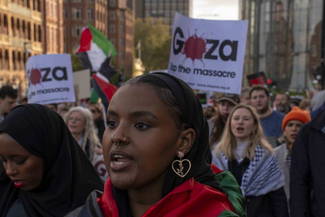 Londra'da on binlerce kişi Filistin'e özgürlük istedi 16