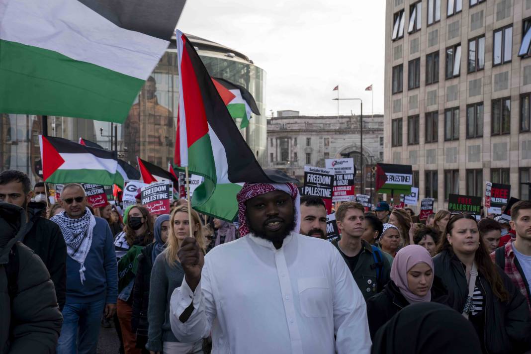 Londra'da on binlerce kişi Filistin'e özgürlük istedi 13